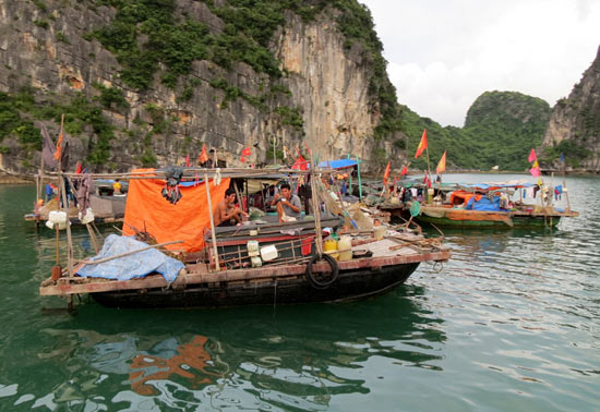 Làng chài trên vịnh Hạ Long